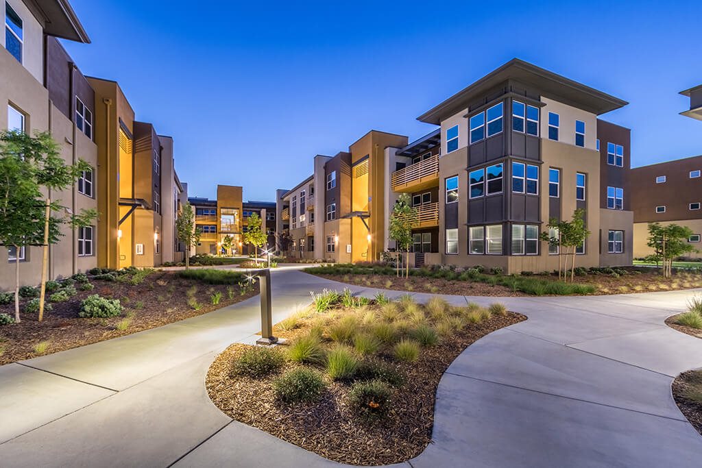 Exterior courtyard at The Braydon Apartments in Napa CA